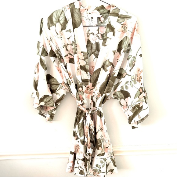 VICTORIA SECRET Watercolor Dreams Silk
Chiffon Floral Print Kimono
Robe - Picture 4 of 8